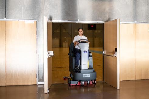 NILFISK - SC4000 MID-SIZED RIDE ON